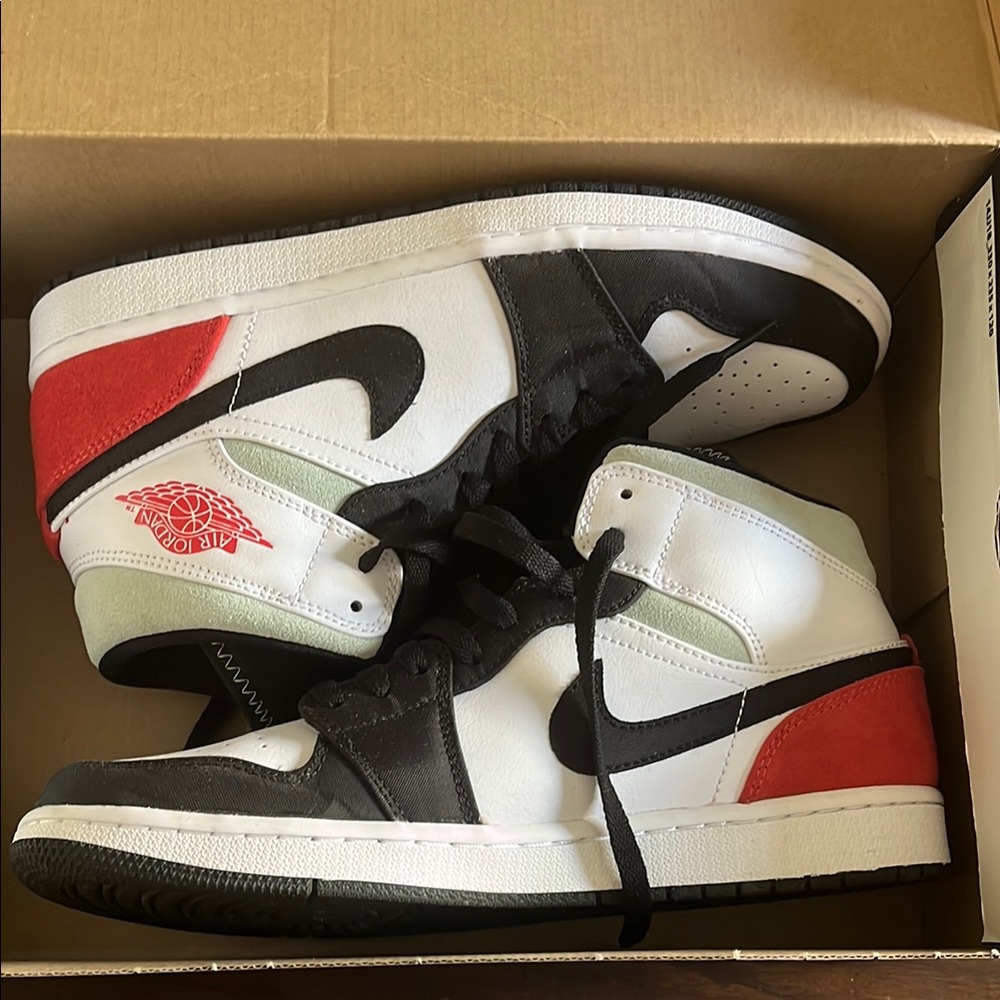 Nike Black and Red Sneakers High-Top Classic